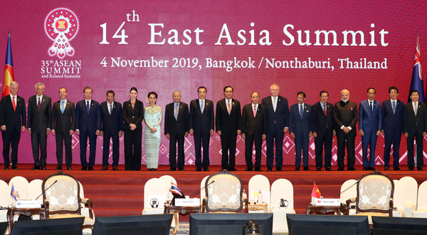 ▲ 문재인 대통령이 2019년 11월 4일 태국 방콕의 임팩트 포럼에서 열린 제14차 동아시아 정상회의(EAS)에 참석해 각 국 정상들과 기념촬영을 하고 있다. 여기서 2020년 RCEP 최종타결을 결의했다. [사진 : 뉴시스]