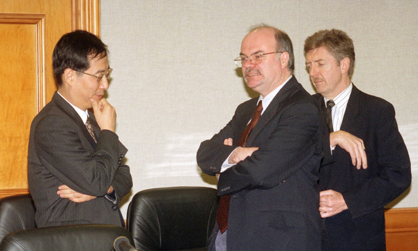 ▲한덕수 국무총리 지명자가 지난 1997년 12월 29일 통상산업부 차관(왼쪽) 당시 서울 은행연합회 회의실에서 IMF 조사단과 회의에 앞서 대화하는 모습