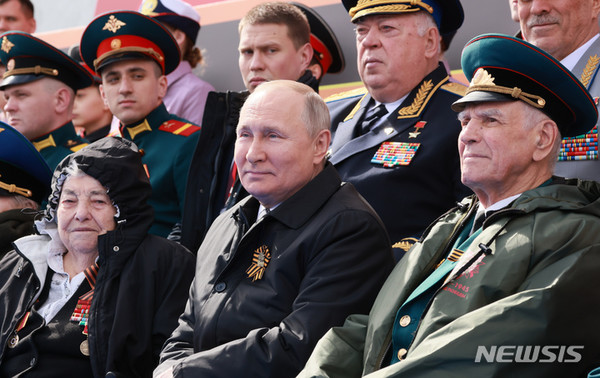 ▲블라디미르 푸틴 러시아 대통령이 9일 러시아 모스크바의 붉은 광장에서 열린 제2차 세계대전 종전 제77주년 전승절 기념 열병식에 참석해 퍼레이드를 지켜보고 있다.
