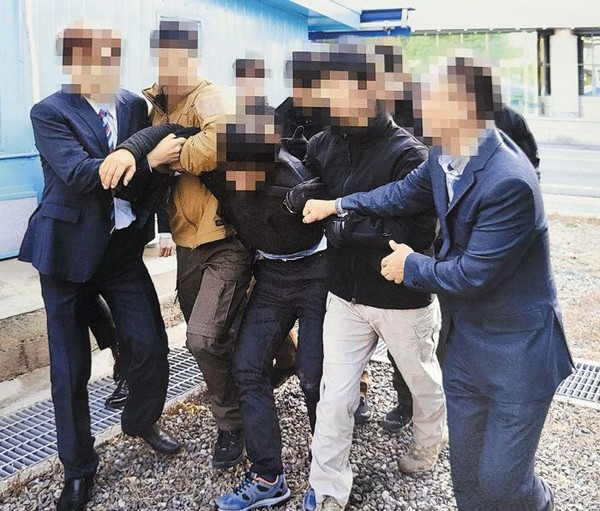 ▲통일부는 2019년 11월 판문점에서 16명을 살해하고 탈북한 어민 2명을 북으로 송환하던 당시 촬영한 사진을 12일 공개했다.