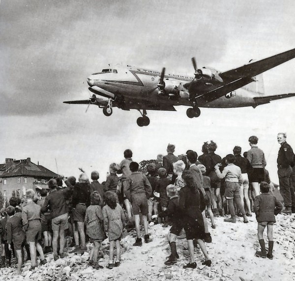 ▲ 1948년 베를린 템펠호프 공항에서 미 수송기 C-54를 지켜보는 서베를린 시민들[사진:United States Air Force Historical Research Agency]