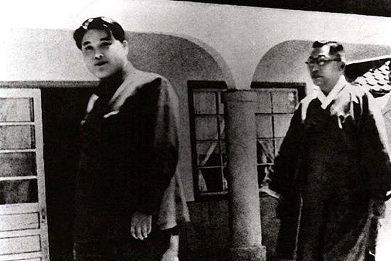 ▲ 남북제정당사회단체 연석회의에 참가하는 김일성 조선인민위원회 임시위원장과 김구선생