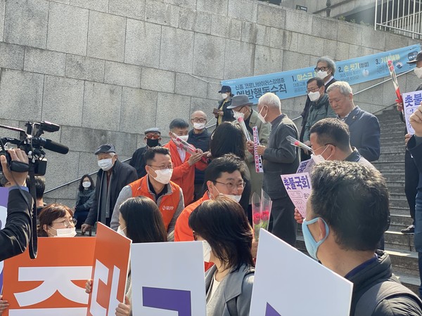 ▲ 회견 참석자들이 민중당 총선 후보들에게 장미꽃을 쥐어주고 있다.