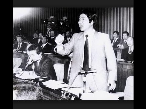 ▲ 5공 청문회에서 노무현 초선의원은 광주학살의 책음을 물으며 전두환에게 명패를 던졌다.