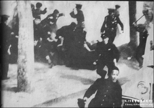 ▲  '피의 화요일'이라고 불리는 1960년 4월 19일 경무대 앞. 경찰이 시위대를 무자비하게 진압하고 있다.[사진 :  4.19혁명 기념도서관]