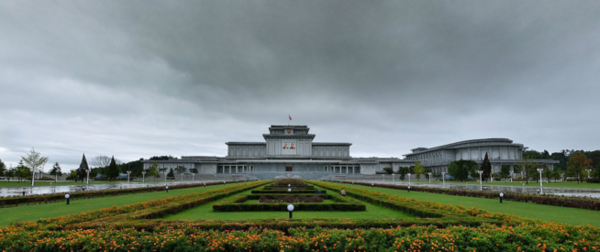 ▲ 금수산태양궁전과 중앙광장[사진 : 조선의 오늘 캡처]