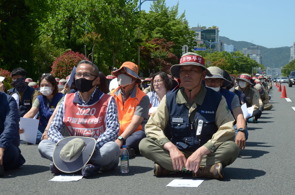 ▲ 류조환 민주노총 경남지역본부장(왼쪽), 이장섭 STX조선 지회장.