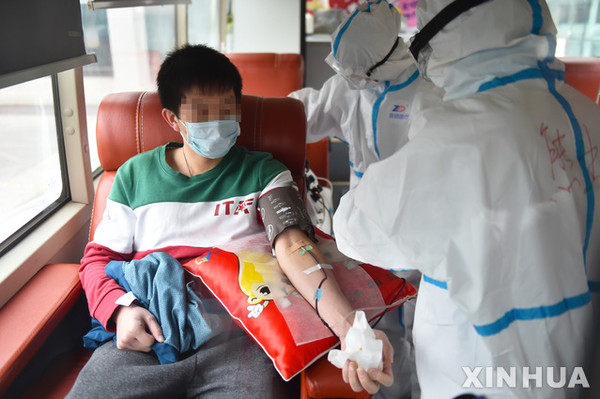 ▲ 中 코로나19 완치자들, 혈장 헌혈장면. 지난 5월 27일 중국 베이징의 한 헌혈 버스에서 신종 코로나바이러스 감염증(코로나19) 완치 남성이 혈장 헌혈을 하고 있다. [사진 : 뉴시스]