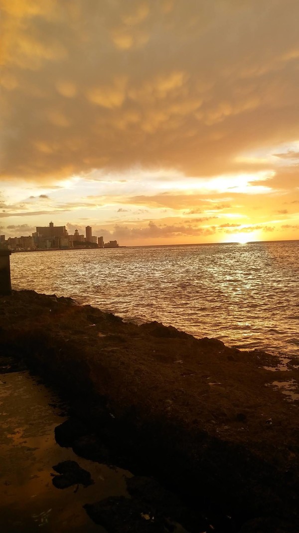 ▲ 아바나의 구도시에서 신도시를 향해서 찍은 석양 [사진 : 조헌정]