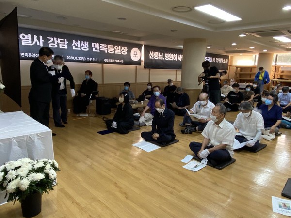 ▲ 2020년 8월 23일(토) 오후 4시. 국립중앙의료원 장례식장 207호에서 통일애국열사 강담 선생의 추도식이 진행되고 있다. [사진 : 민플러스]