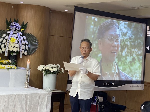 ▲ 강담선생 추도시를 낭송하고 있는 통일광장 양희철 선생 [사진 : 민플러스]