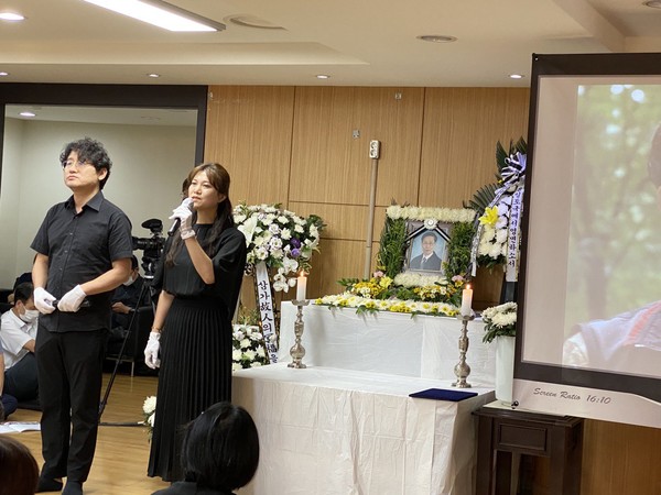 ▲ 희망새 추모공연. "심장에 남는 사람"을 부르고 있다. [사진 : 민플러스]