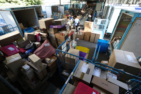 ▲ 추석을 앞두고 서울 한 시내의 물류센터에 쌓여있는 택배물량을 분류작업을 하고 있다. [사진 : 뉴시스]