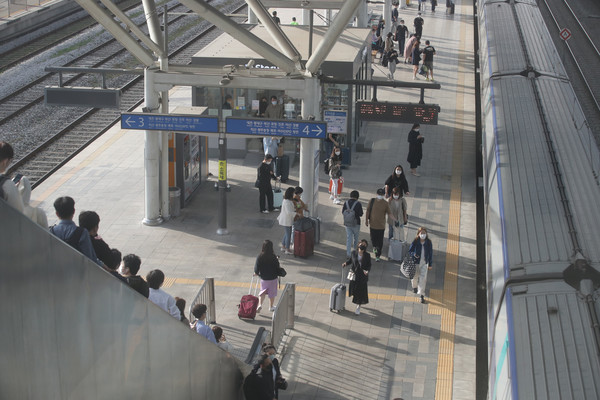 ▲ 추석 연휴를 하루 앞둔 29일 오전 서울 용산구 서울역 대합실에서 시민들이 열차에 타고 있다. [사진 : 뉴시스]
