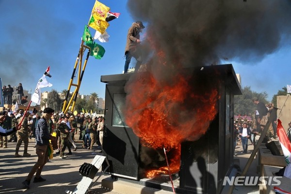 지난 1월 이라크 바그다드 주재 미국 대사관 앞에서 반미 시위대가 불을 지르며 시위하고 있다.