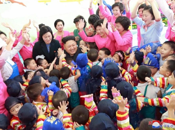 ▲ 아이들과 함께하는 김정은 총비서 [사진 : 조선의 오늘 갈무리]