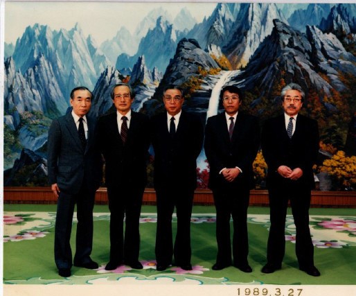 ▲ 1989년 방북 당시 기념촬영. 왼쪽부터 정경모 선생, 문익환 목사, 김일성 주석, 황석영 작가,  유원호 선생(1989.3.27)[사진 : 조국평홭총일협회 갈무리]