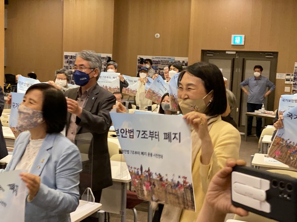 ▲ 제2차 국가보안법 피해자와 함께하는 위로와 연대의 시간 행사가 2020년 4월 22일 숙대앞 n90센터 강연장에서 열렸다.[사진 : 민플러스]