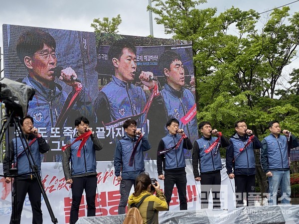 ▲ 5.1절 대회에서 전국노동자노래패협의회가 노래공연을 하고 있다.