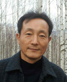 * 이정훈 연구위원은 1985년 고려대 광주학살원흉 처단투쟁위원회 위원장, 삼민투 위원장을 지냈다. 서울 미문화원 점거농성으로 3년 옥고를 치른 뒤 오산과 수원에서 노동자회관을 운영하기도 했다. 런던대 아시아태평양 지역학 석사과정, 민주노동당 중앙위원, 통합진보당 교육위원, 경실련 하이텔정보교육원 이사, 사람과 사상 소리클럽 출판사 대표를 역임했으며 4.27시대연구원 부원장으로 근무하다 현재 연구위원으로 활동하고 있다.