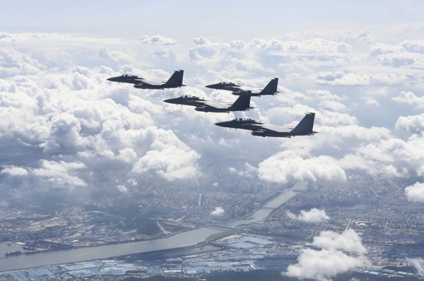 ▲ 공군 F-15K 편대 초계비행 모습. [사진 : 뉴시스]