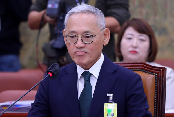 유인촌 문화체육관광부 장관 후보자가 5일 오전 서울 여의도 국회에서 열린 인사청문회에서 의원 질의를 듣고 있다. ⓒ 뉴시스