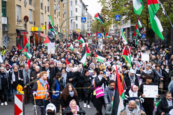 ▲독일 베를린에서 행진 중인 팔레스타인 연대 시위 참가자들. ©Getty