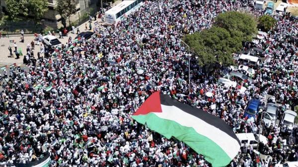 ▲현지시간 12일, 남아공 케이프 타운에서 열린 팔레스타인 연대 집회에 모인 참가자들. ©WAFA News Agency