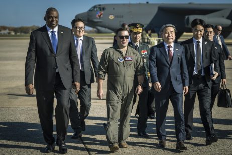 ▲ 2022년 3월 3일 한미 국방부 장관이 미국 메릴랜드주 앤드루스 합동기지를 방문하여 미 공군 폭격기 B-52와 B-1 폭격기를 시찰하고 있다. ‘확장억제’라는 미명 아래 미국의 이런 전략무기가 수시로 한반도에 전개되고 있다. ⓒ미국방부 사진