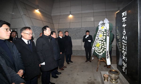 김기현 국민의힘 당 대표 후보가 지난해 2월 제주시 봉개동 4·3평화공원을 찾아 참배하고 있다.   뉴시스