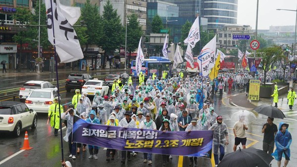 ▲ 용산 대통령실 방향으로 행진하는 민주노총 조합원들. ⓒ민주노총