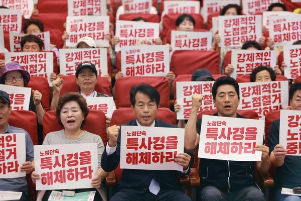 9월 3일 국회에서 '노점단속 특별사법경찰제도의 문제점 폭로 및 노점상 증언대회' 참가자들이 피켓을 들고 구호를 외치고 있다. ⓒ 진보당 제공