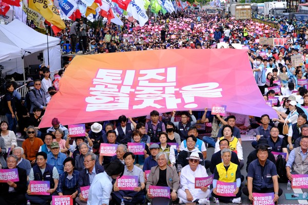 28일 오후 숭례문에서 '퇴진 광장을 열자! 9.28 윤석열 퇴진 시국대회'가 개최되었다 ⓒ김준 기자