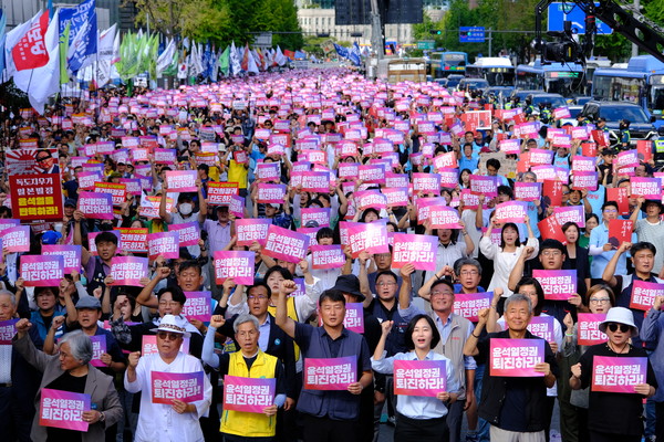 28오후 숭례문에서 '퇴진 광장을 열자! 9.28 윤석열 퇴진 시국대회'가 개최되었다 ⓒ김준 기자