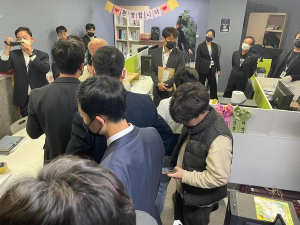 경찰이 30일 한국진보연대 사무실을 압수수색하고 있다. ⓒ한국진보연대