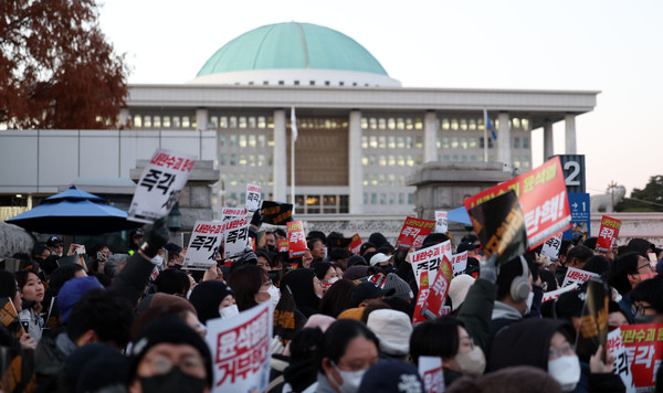 6일 서울 여의도 국회의사당 앞에서 시민들이 윤석열 대통령 퇴진을 촉구하고 있다. ⓒ 뉴시스