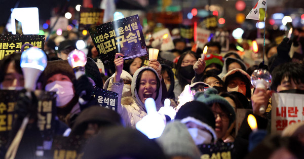 16일 오후 서울 종로구 광화문 인근에서 열린 '윤석열 즉각 파면·처벌 사회대개혁 시민대행진'에서 참가자들이 헌법재판소 방향으로 행진을 하고 있다. ⓒ뉴시스