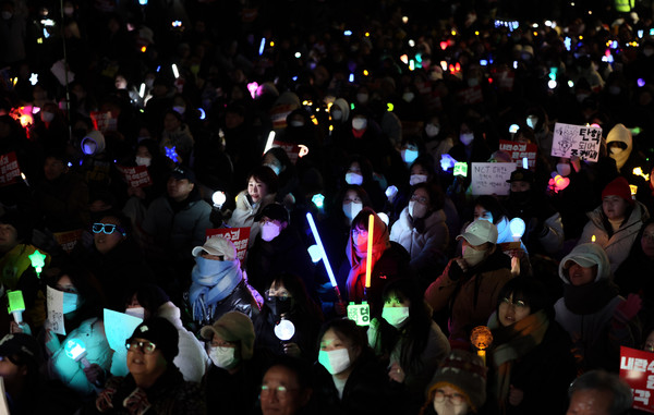 ▲ 서울 여의도 국회 앞 윤석열 탄핵 촛불 ⓒ뉴시스