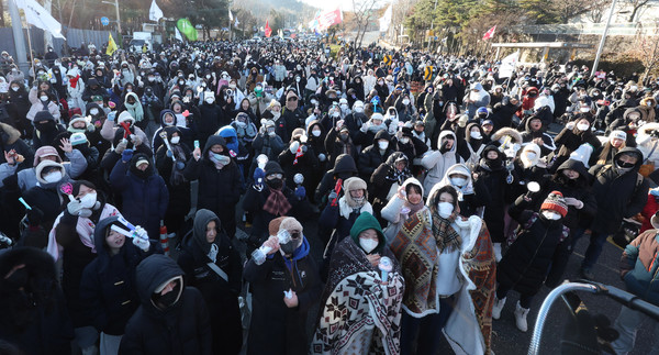 ▲ 전국농민회총연맹 전봉준 투쟁단의 ‘윤석열 대통령 체포 등을 촉구’하는 트랙터 대행진. 남태령에서의 1박 2일. ⓒ뉴시스