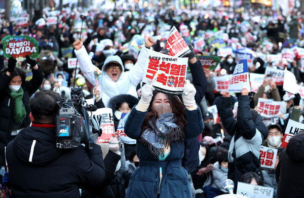 ▲ 윤석열 대통령 탄핵소추안 재표결이 가결된 후 기뻐하는 시민들. ⓒ뉴시스