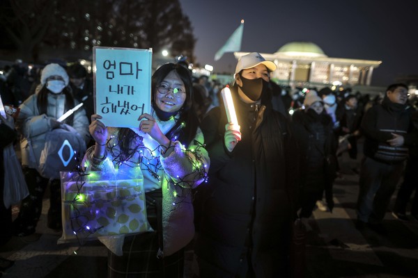 ▲ 우리가 해냈다. 윤석열 대통령 탄핵소추안 재표결이 가결 후. ⓒ뉴시스