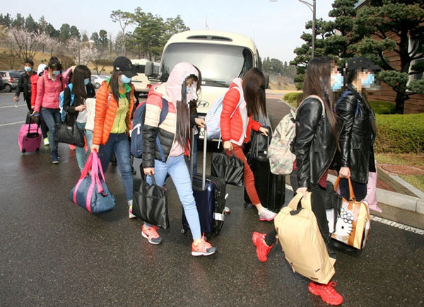지난 2016년 4월 북한 유경식당 종업원의 집단 입국이 '기획탈북'으로 밝혀져 무리를 일으킨 바 있다.