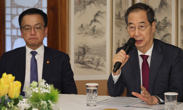 한덕수 대통령 권한대행 국무총리가 14일 서울 공관에서 열린 경제안보전략 TF 회의를 주재하고 있다. 왼쪽은 최상목 경제부총리 겸 기획재정부 장관. (대통령실통신사진기자단)