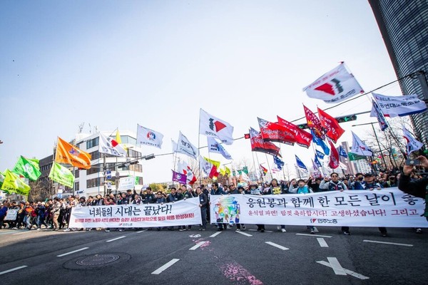▲ 지난 4월4일, 윤석열 파면 직후 헌법재판소 앞에서 광화문 방향으로 행진하는 광장시민들. ⓒ노동과세계