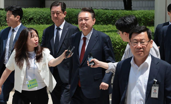 윤석열 전 대통령이 26일 서울 서초구 서울중앙지방법원에서 열린 내란 우두머리 혐의·직권남용 권리행사 방해 혐의 사건 5차 오전 공판을 마친 뒤 차량으로 향하고 있다. ⓒ뉴시스