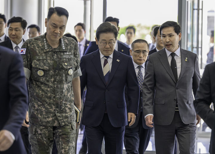 ▲이재명 대통령이 4일 서울 용산구 합동참모본부(합참)을 방문해 김명수 합참의장과 김선호 국방부 장관 직무대행의 안내를 받고 있다. (사진=국방부 제공) 2025.06.04. photo@newsis.com