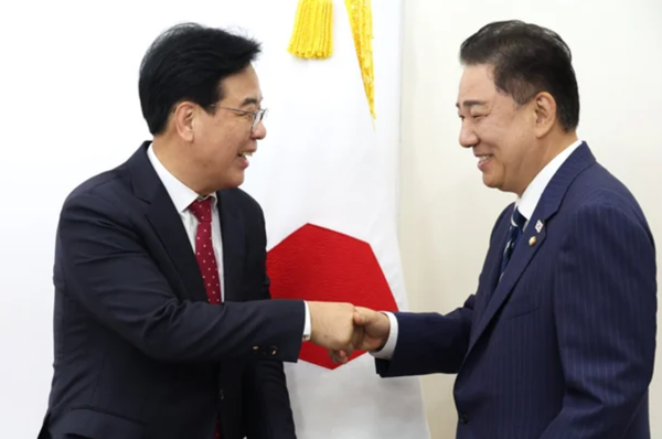 ▲김병기 더불어민주당 당대표 직무대행 겸 원내대표가 17일 오후 서울 여의도 국회에서 송언석 국민의힘 원내대표를 예방해 악수를 하고 있다. ⓒ뉴시스