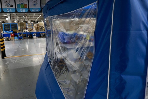 4층에 설치된 천막 휴게실, 쿠팡 측은 설치한 지 한달이 됐다고 주장했으나, 접혔던 주름이 선명하다. ⓒ 정혜경 의원실