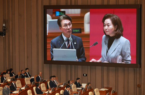 김민석 국무총리가 18일 서울 여의도 국회에서 열린 제429회국회(정기회) 제8차 본회의 '교육·사회·문화에 관한 질문'에서 김민전 국민의힘 의원 질의에 답하고 있다. ⓒ 뉴시스