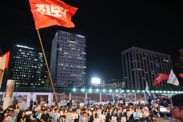 진보당은 26~27일, 미 대사관 앞에서 미국의 약탈적 대미 투자강요를 규탄하는 철야 정당연설회를 진행했다. ⓒ진보당